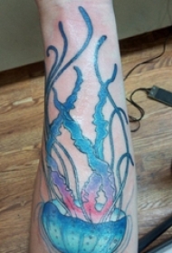 手臂纹身素材 男生手臂上彩色的水母纹身图片
