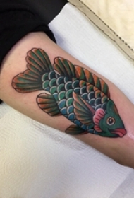 男生手臂上彩绘渐变简单线条小动物鱼纹身图片