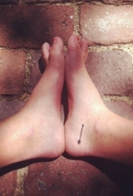 女生脚部黑色线条几何元素箭纹身图片