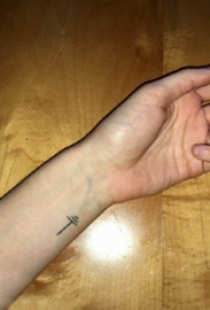 女生手腕上黑色简单线条小清新符号纹身图片