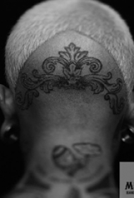 男生头部黑色抽象线条创意花纹纹身图片