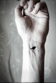 女生纹身手腕 女生手腕上黑色的鲨鱼鳍纹身图片