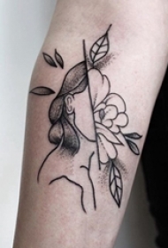 手臂上纹身黑白灰风格点刺纹身人物肖像纹身花朵纹身图片