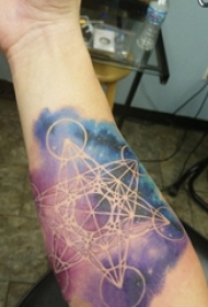 男生手臂上彩绘渐变星空元素几何线条纹身图片