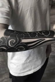 男生手臂上黑灰素描创意腾云花臂纹身图片