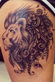 女生大腿上黑灰素描点刺技巧创意狮子霸气纹身图片