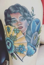 女生大腿上个性彩色肖像纹身图片