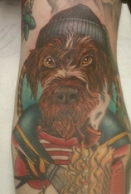 男生手臂上彩绘渐变抽象线条小动物狗纹身图片