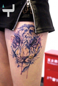 美女大腿上彩色的泼墨老虎头纹身图案