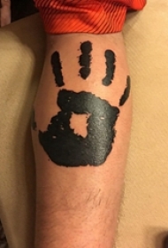 男生小腿上黑色抽象线条创意手掌印纹身图片