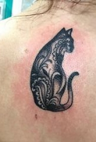 小清新猫咪纹身 女生背部小清新猫咪纹身图片