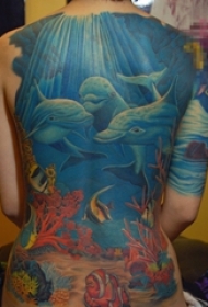 女生满背彩绘清新海底海豚与热带鱼纹身图片