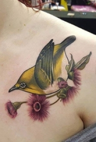 女生肩部彩绘抽象线条植物花朵和小鸟纹身图片