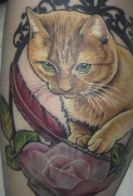 纹身大腿男 男生大腿上花朵和猫咪纹身图片