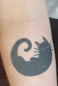 女生手臂上黑色简单线条小动物抽象猫咪纹身图片