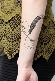 女生手臂上黑色无限大符号英文单词和羽毛纹身图片
