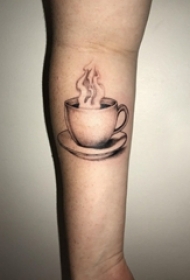 男生手臂上黑灰点刺简单抽象线条咖啡杯纹身图片