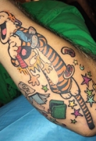手臂纹身图片 男生手臂上彩色的卡通纹身图片