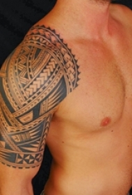 男生手臂上黑色线条创意几何元素花臂纹身图片