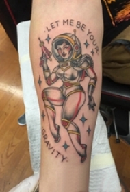 女生手臂上彩绘简单线条英文和卡通人物宇航员纹身图片