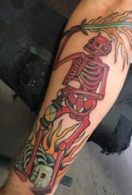骷髅纹身 男生手臂上创意的骷髅纹身图片