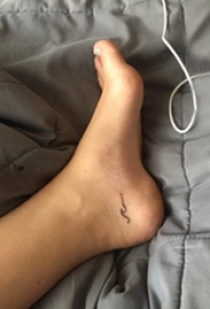 脚踝骨纹身 女生脚踝上黑色的线条纹身图片