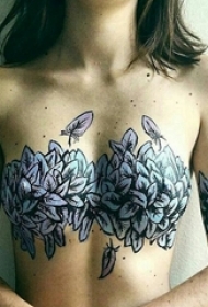 女生胸部纹身 女生胸部彩色的羽毛纹身图片