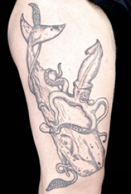 大腿纹身女 女生大腿上鱿鱼和鲸鱼纹身图片