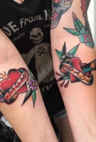 女生手臂上彩绘水彩素描创意家庭心形纹身图片