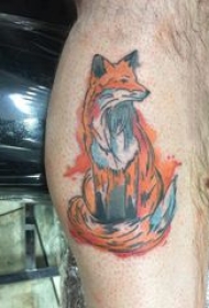 彩色狐狸纹身 男生小腿上彩色的狐狸纹身图片