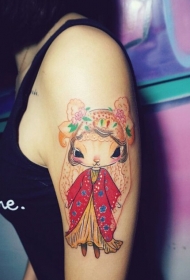 美女手臂上可爱的洋娃娃卡通纹身图案