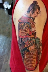 男生大臂上彩绘渐变简单线条人物肖像武士纹身图片
