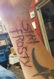 简单英文单词纹身男生手臂上简单英文单词纹身图片