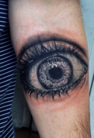 男生手臂上黑灰素描点刺技巧创意文艺唯美眼睛纹身图片