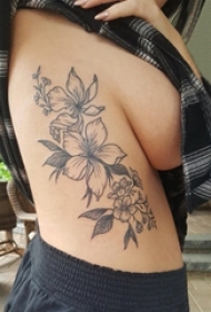 女生侧腰上黑色点刺简单线条植物文艺花朵纹身图片