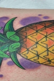 手臂纹身素材 男生手臂上彩色的菠萝纹身图片