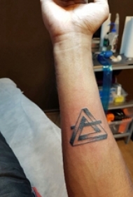 手臂纹身素材 男生手臂上黑色的三角形纹身图片