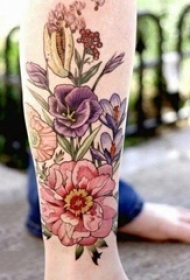 文艺花朵纹身女生小腿上彩色的花朵纹身图片