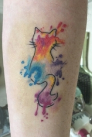 男生手臂上黑色线条可爱猫咪水彩七彩泼墨纹身图片
