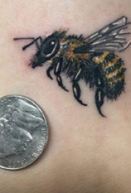 男生脚踝上彩绘简单线条写实小动物蜜蜂纹身图片