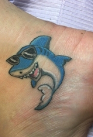 女生脚踝上彩绘简单线条卡通小动物鲨鱼纹身图片