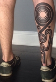 几何元素纹身 男生小腿上黑色的几何纹身图片