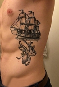 纹身侧腰男 男生侧腰上章鱼和帆船纹身图片