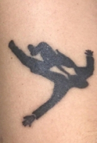 男生手臂上黑色简单线条人物轮廓纹身图片