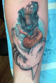 男生手臂上彩绘水彩素描创意动物纹身图片