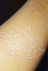纹身白色 女生手臂上白色的花朵纹身图片