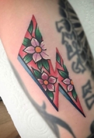 文艺花朵纹身女生手臂上彩色花朵纹身图片