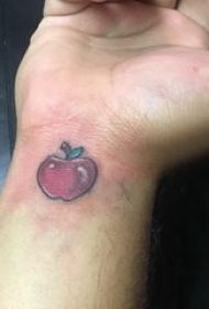 苹果图案纹身 男生手腕上彩色的苹果纹身图片