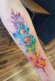 小星球纹身 女生手臂上彩色的星球纹身图片