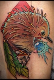 个性而富有趣味色彩的彩绘鸭嘴兽纹身图案